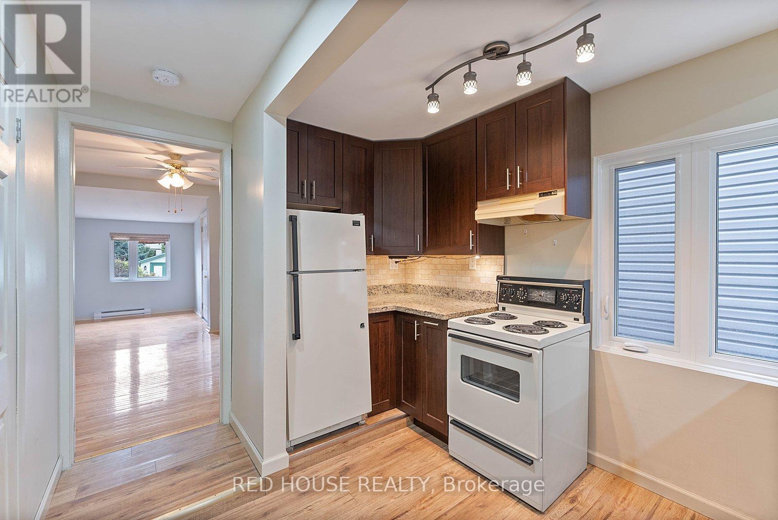 Main - 37 Connaught Avenue, Toronto, Ontario  M4L 2V8 - Photo 15 - E12887728