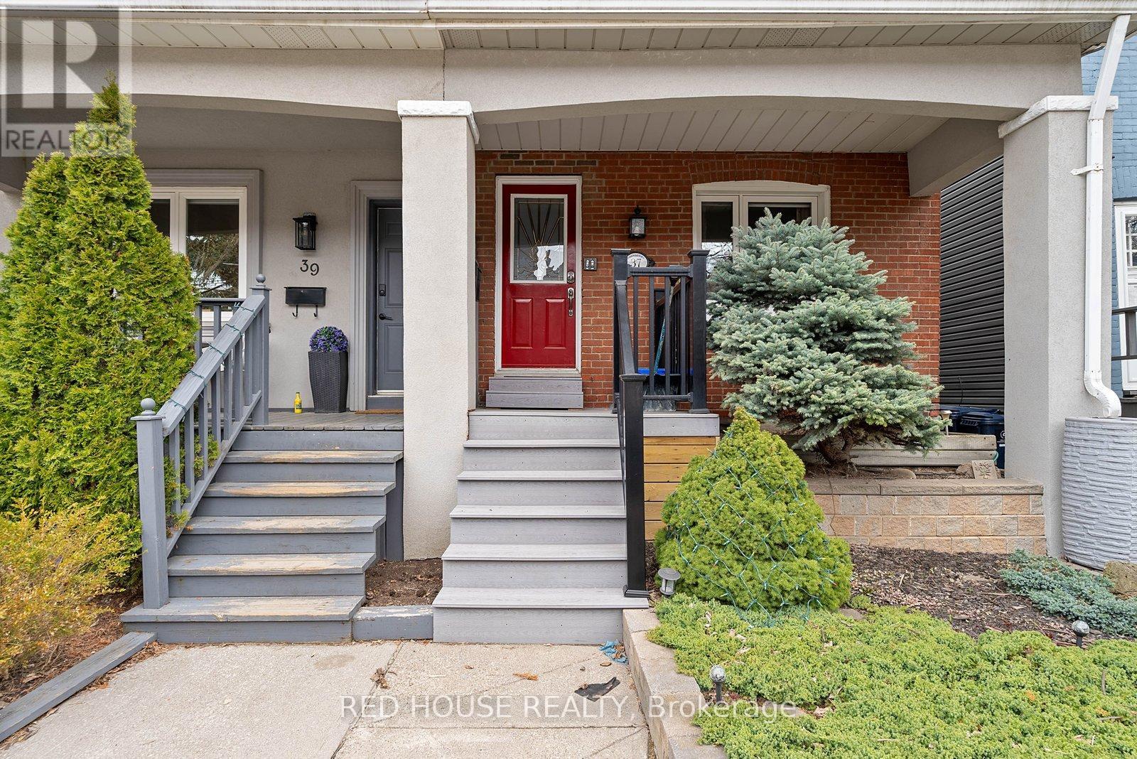 Main - 37 Connaught Avenue, Toronto, Ontario  M4L 2V8 - Photo 4 - E12887728