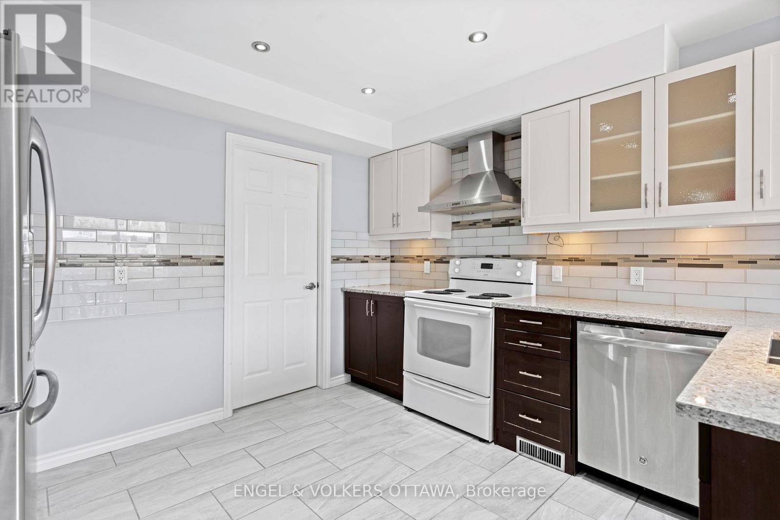 3 Balding Crescent, Ottawa, Ontario  K2K 2L4 - Photo 10 - X12980156