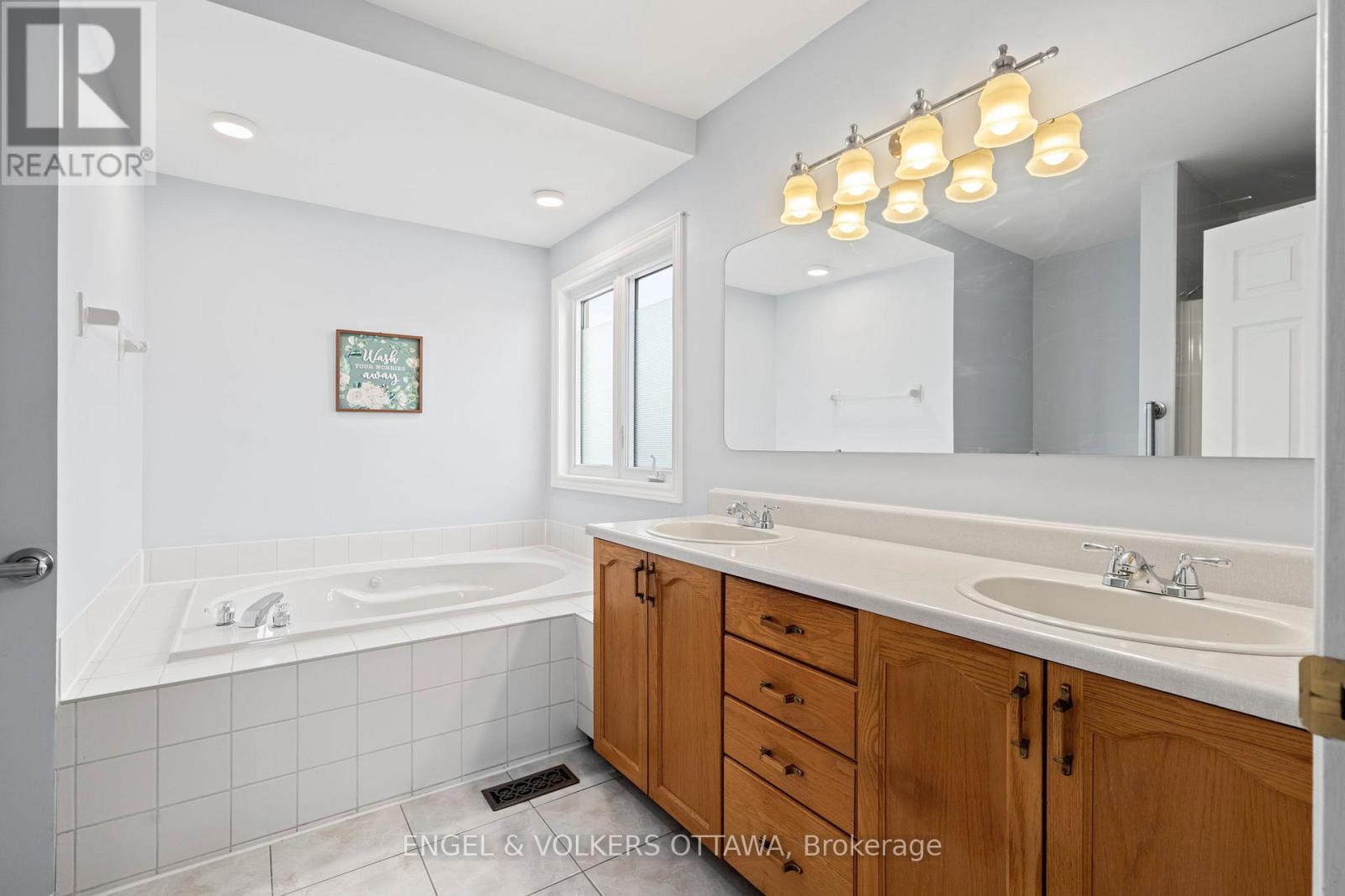 3 Balding Crescent, Ottawa, Ontario  K2K 2L4 - Photo 17 - X12980156