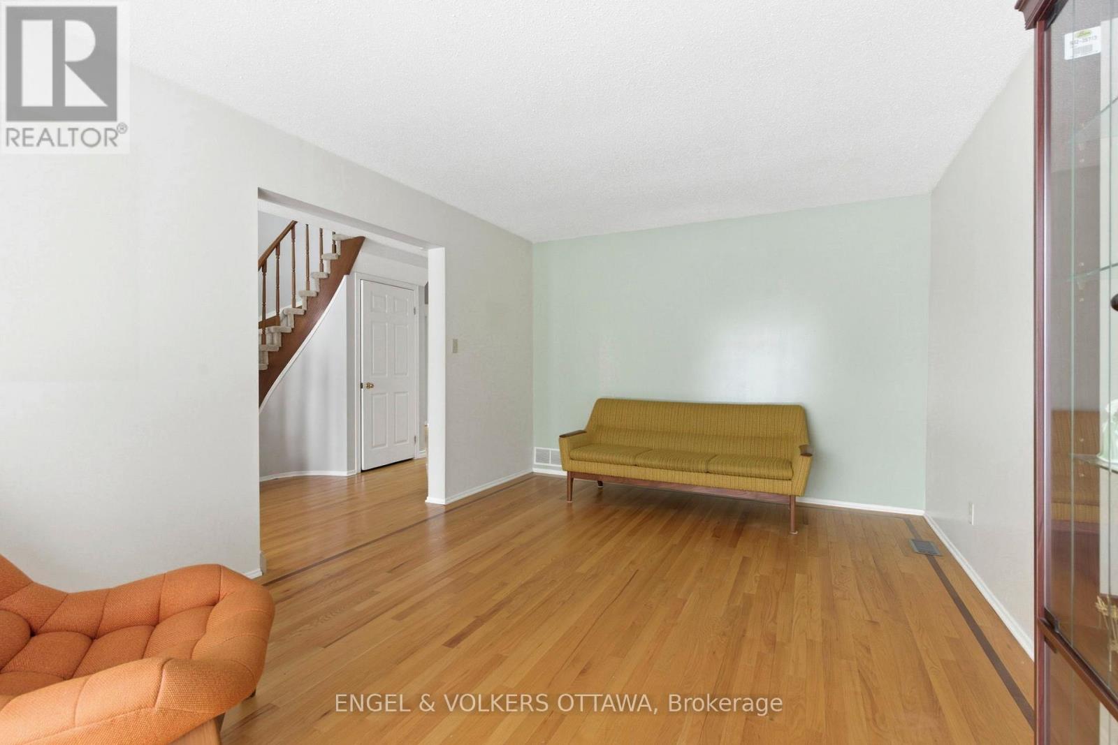 3 Balding Crescent, Ottawa, Ontario  K2K 2L4 - Photo 4 - X12980156