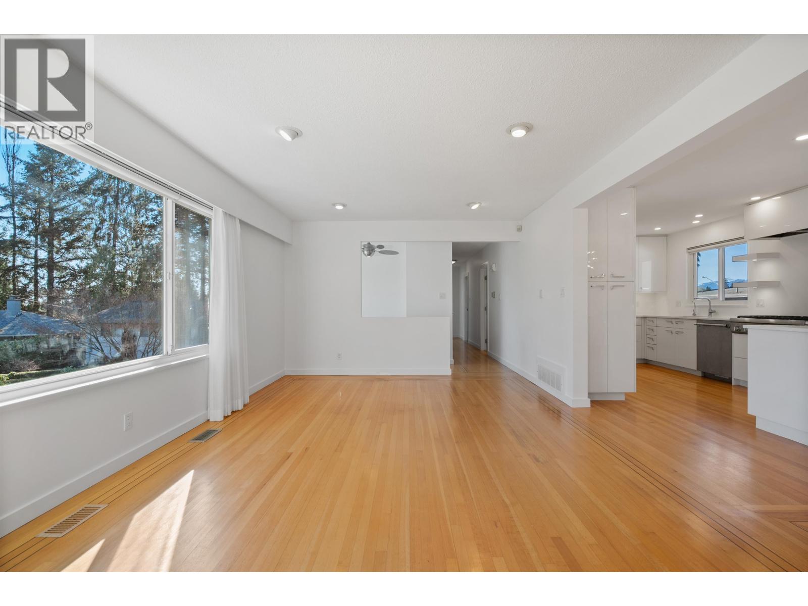 2039 Compton Court, Coquitlam, British Columbia  V3J 2K9 - Photo 3 - R3111225