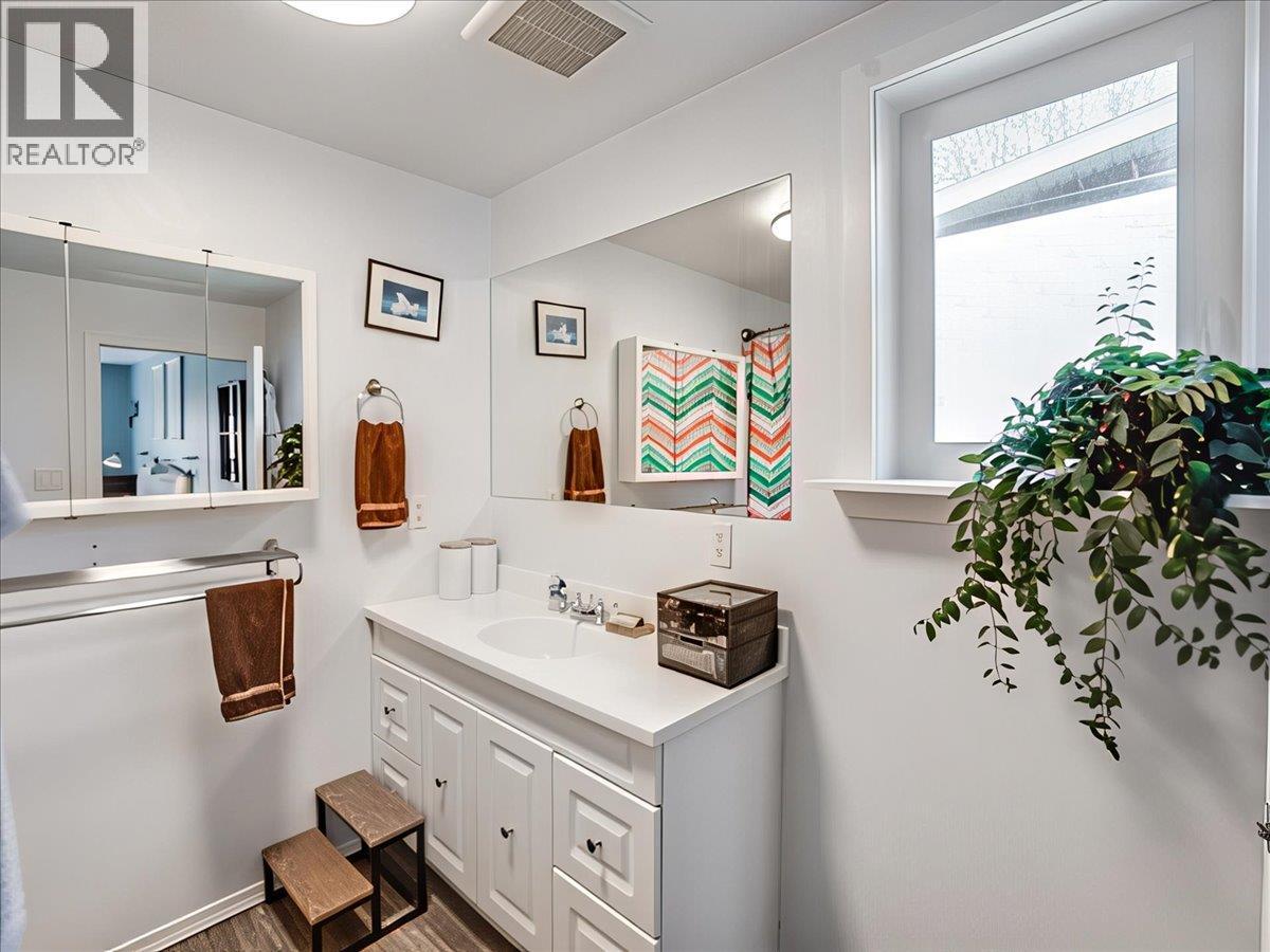 8392 Theatre Road, Trail, British Columbia  V1R 4W2 - Photo 22 - 10384808