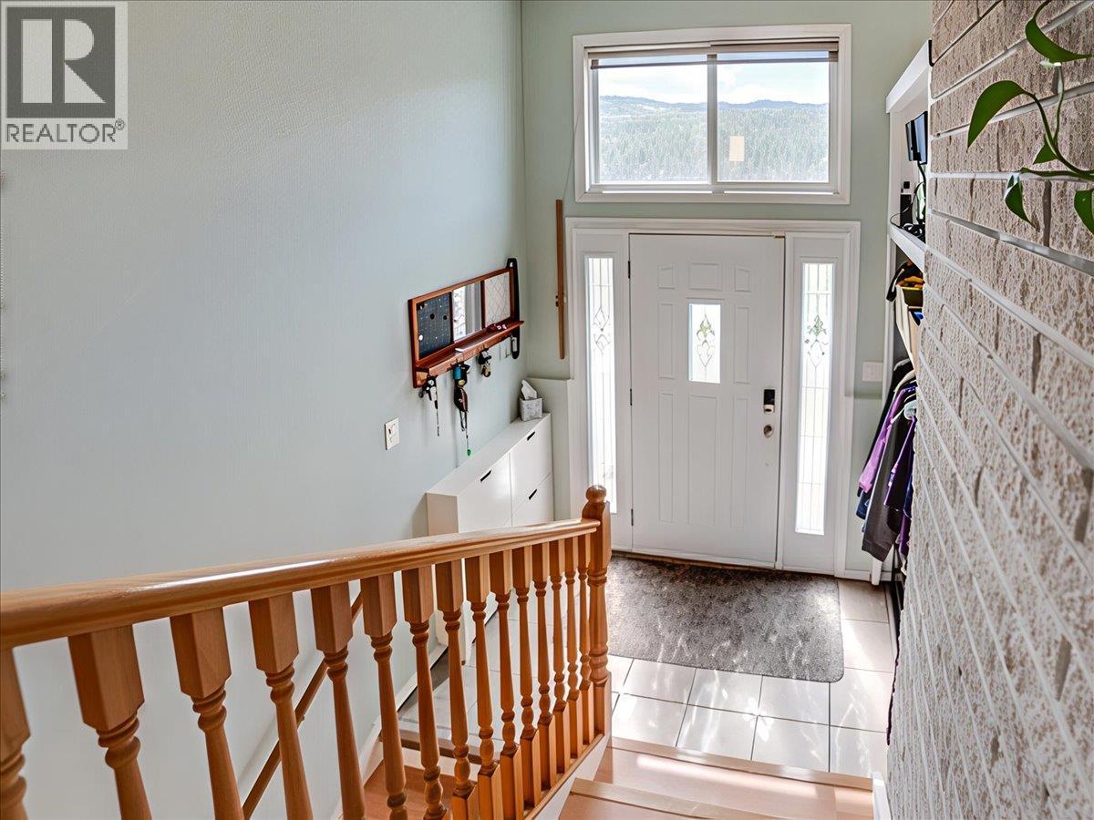 8392 Theatre Road, Trail, British Columbia  V1R 4W2 - Photo 3 - 10384808