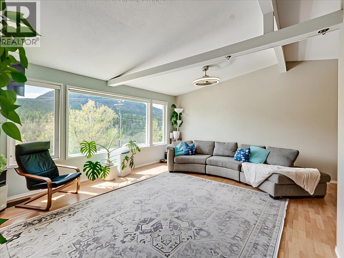 8392 Theatre Road, Trail, British Columbia  V1R 4W2 - Photo 10 - 10384808