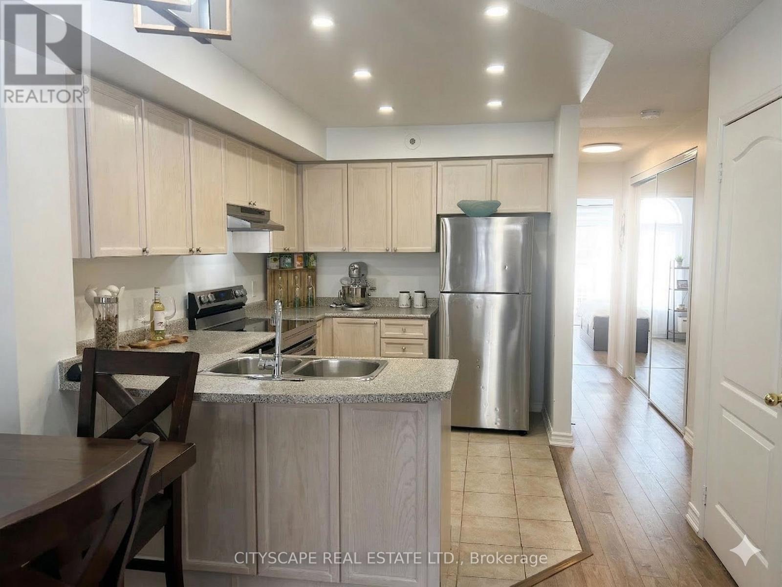 162 - 601 Shoreline Drive, Mississauga, Ontario  L5B 4K1 - Photo 3 - W13044618