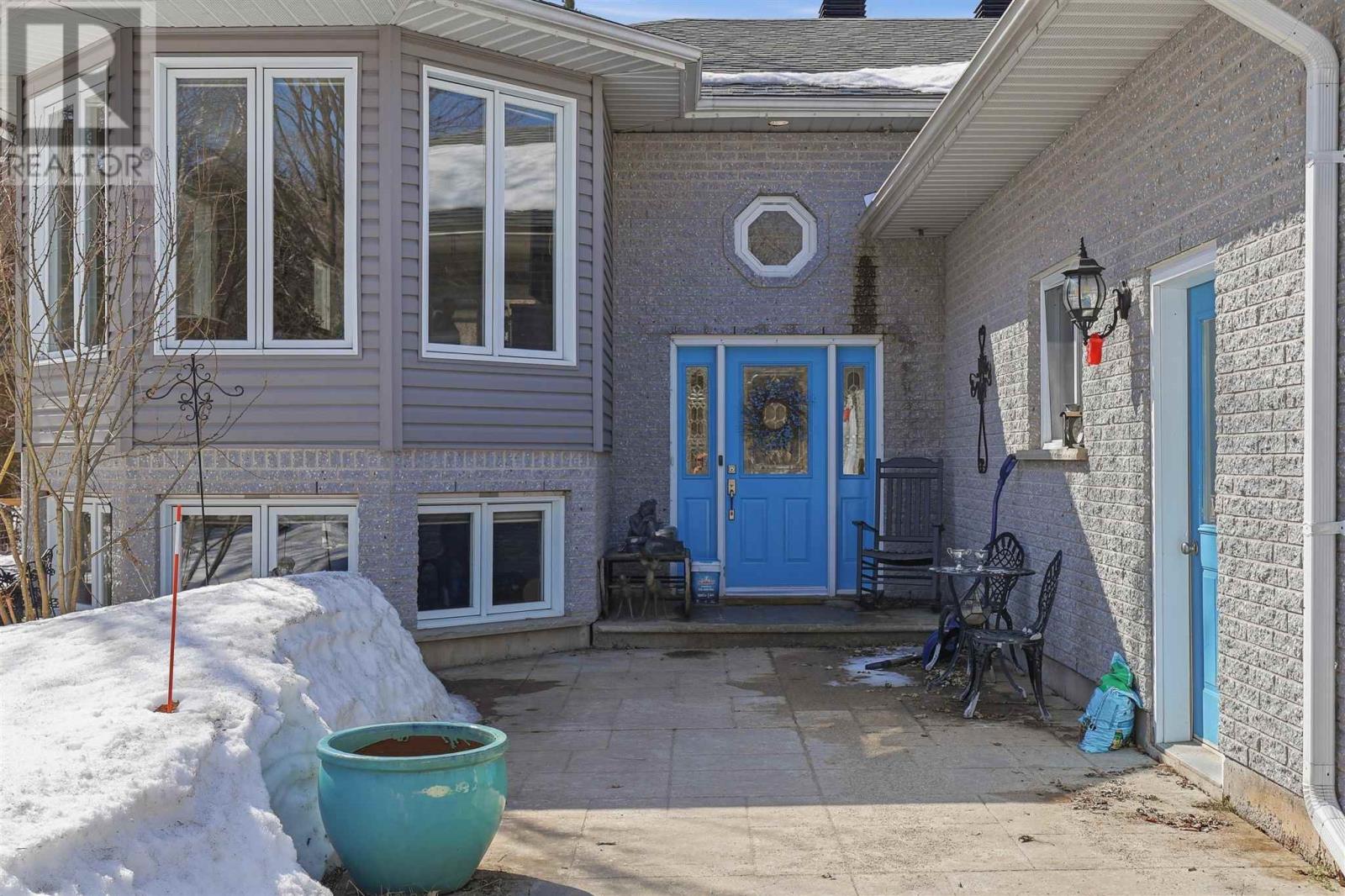 797 Fifth Lin E, Sault Ste. Marie, Ontario  P6A 6J8 - Photo 2 - SM260744