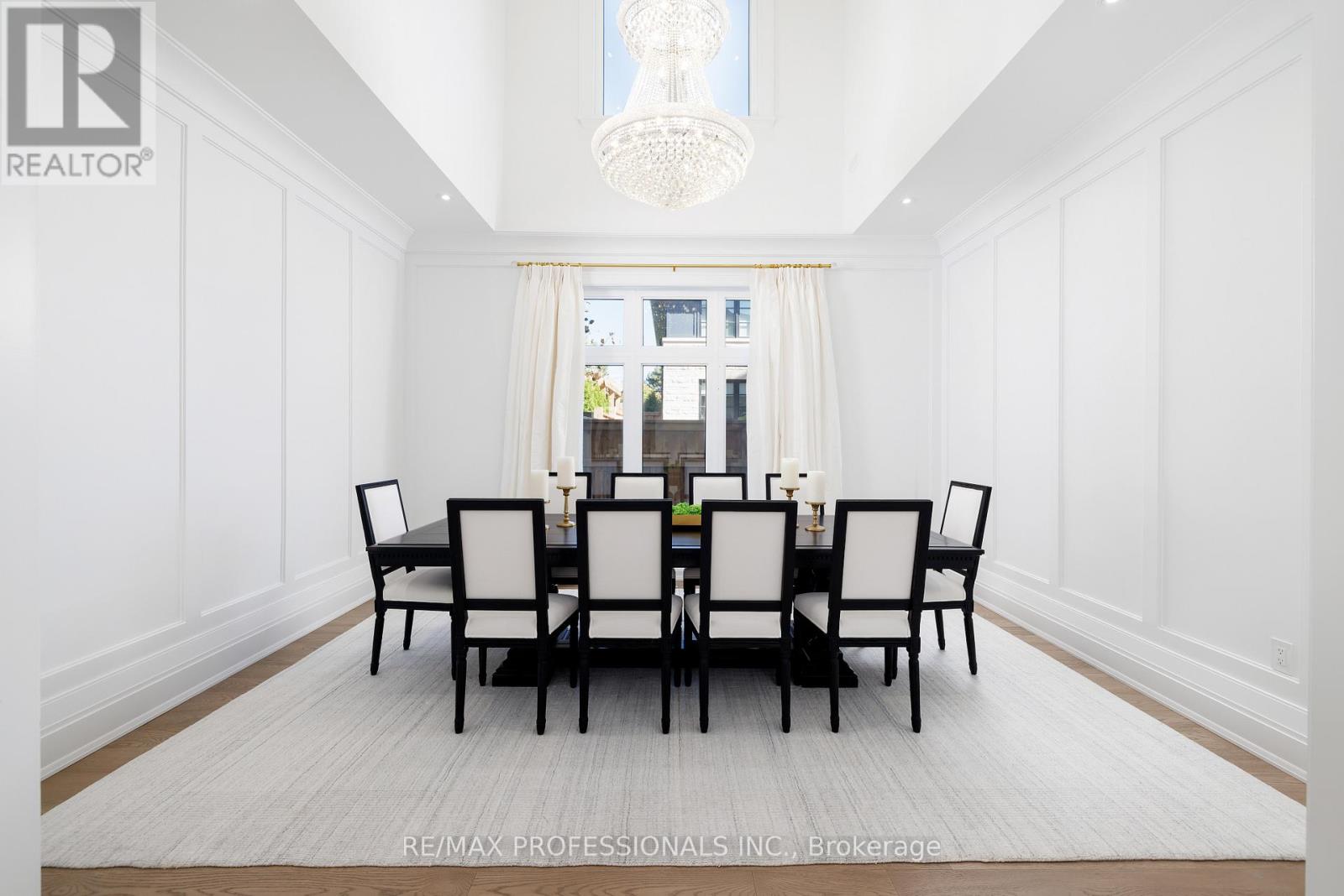 A Bespoke Build...Imagine life on this intimate cul-de-sac bordering the Islington Golf Club. Built to exacting standards of both quality and design, this residence offers it all! Designer decor, fixtures and finishes provide an "Architectural Digest" vibe throughout. Entertain in style in the formal dining room under a glittering chandelier suspended in the vaulted ceiling! Experience three levels of excellence, with unmatched attention to detail. Built by one of Toronto's most respected builders. Exceptional layout featuring high ceilings and flooded with light. Kitchen/living area opens to private patio and rear garden. Move-in ready! Functionality and style combine to create the perfect transitional theme. Sparkling ambiance! Discover what luxury living looks like on Fairway Road. (id:48254)