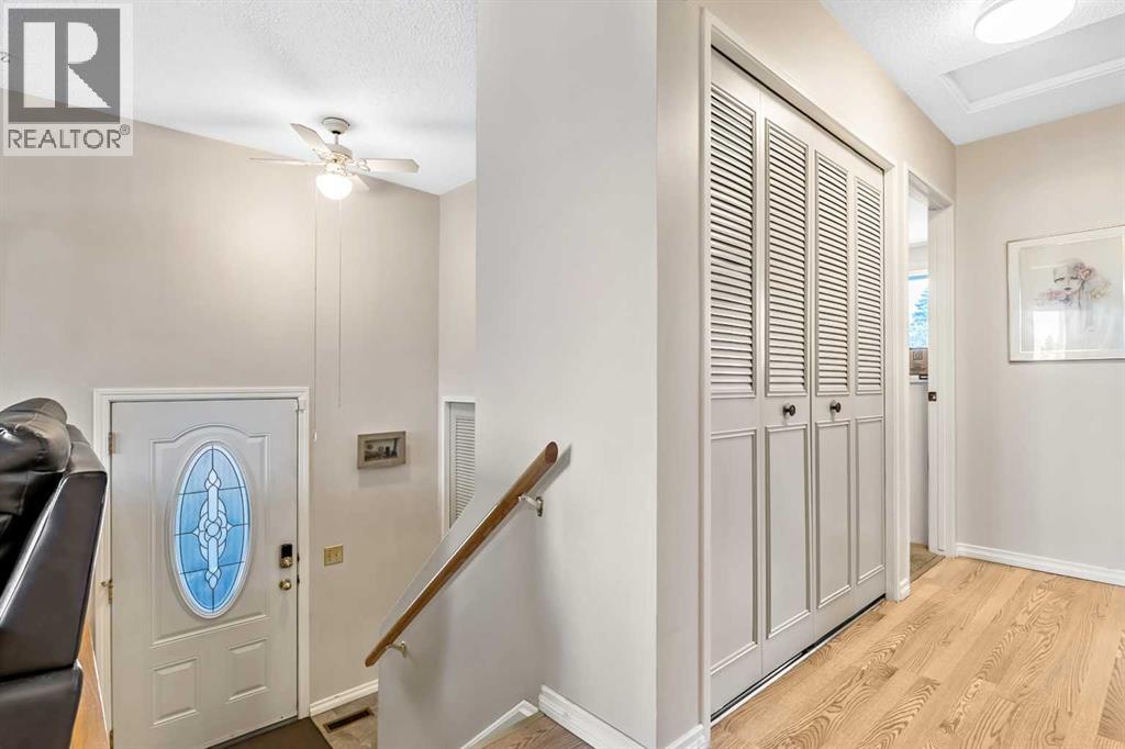 323 Woodvale Crescent SW, Calgary, Alberta  T2W 3L3 - Photo 2 - A2304263