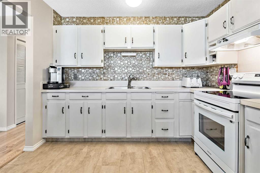 323 Woodvale Crescent SW, Calgary, Alberta  T2W 3L3 - Photo 9 - A2304263