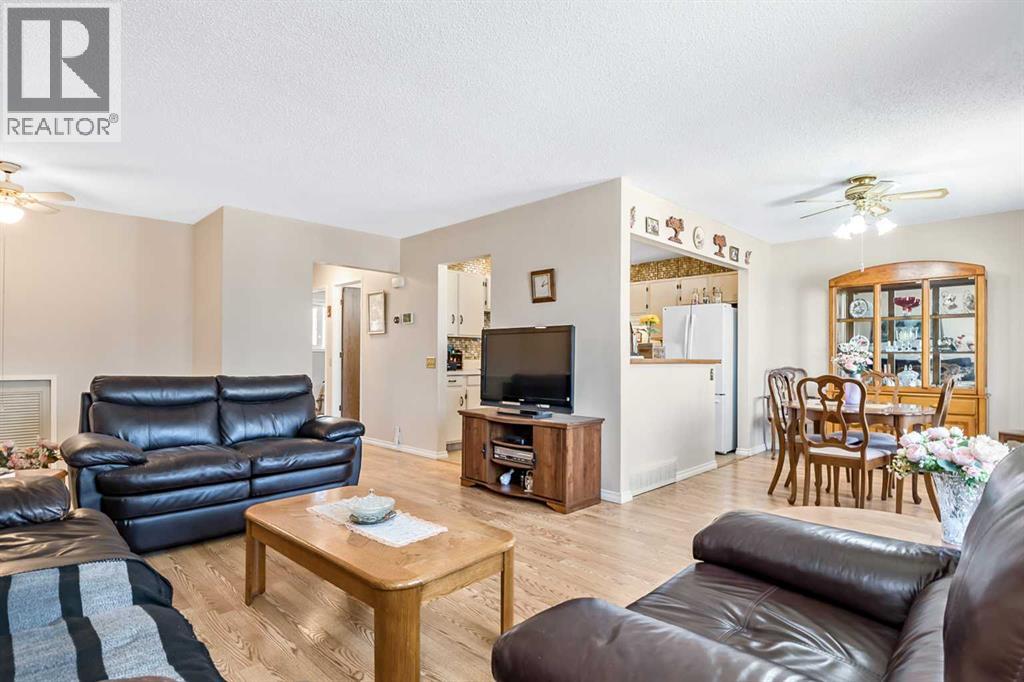 323 Woodvale Crescent SW, Calgary, Alberta  T2W 3L3 - Photo 5 - A2304263