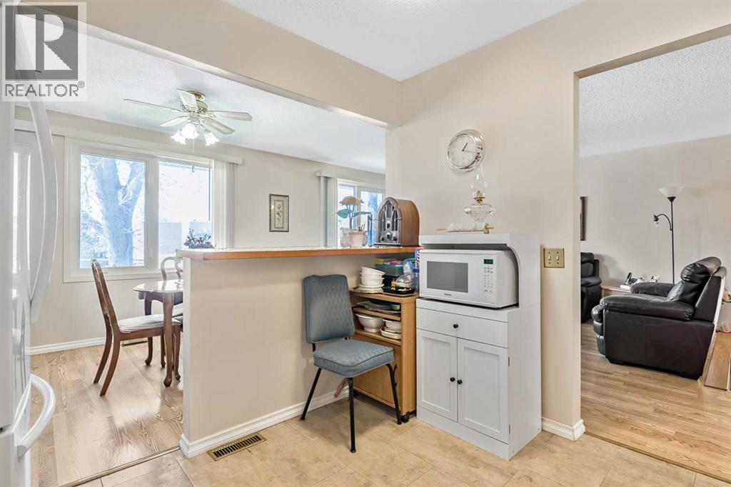 323 Woodvale Crescent SW, Calgary, Alberta  T2W 3L3 - Photo 12 - A2304263