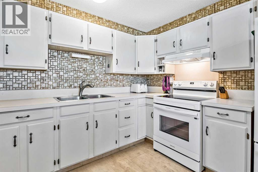 323 Woodvale Crescent SW, Calgary, Alberta  T2W 3L3 - Photo 10 - A2304263