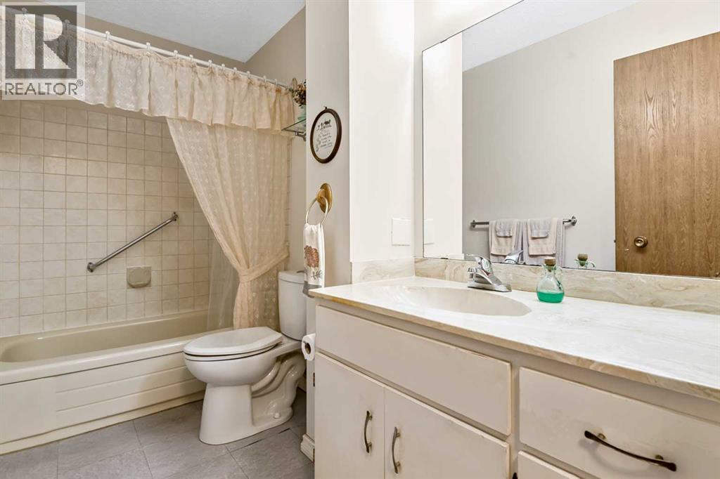 323 Woodvale Crescent SW, Calgary, Alberta  T2W 3L3 - Photo 16 - A2304263