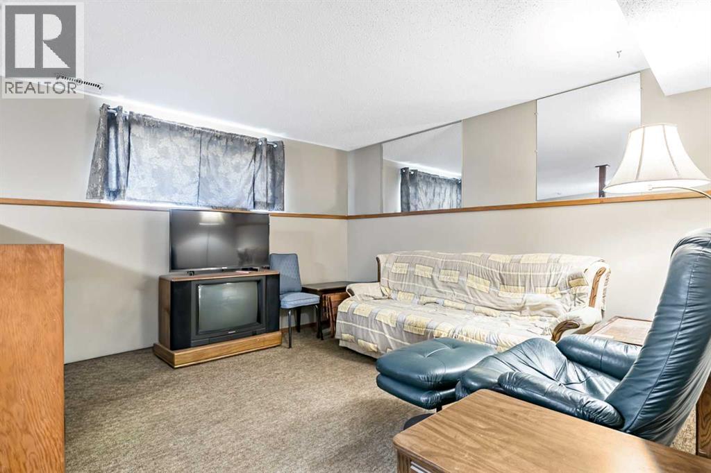 323 Woodvale Crescent SW, Calgary, Alberta  T2W 3L3 - Photo 17 - A2304263