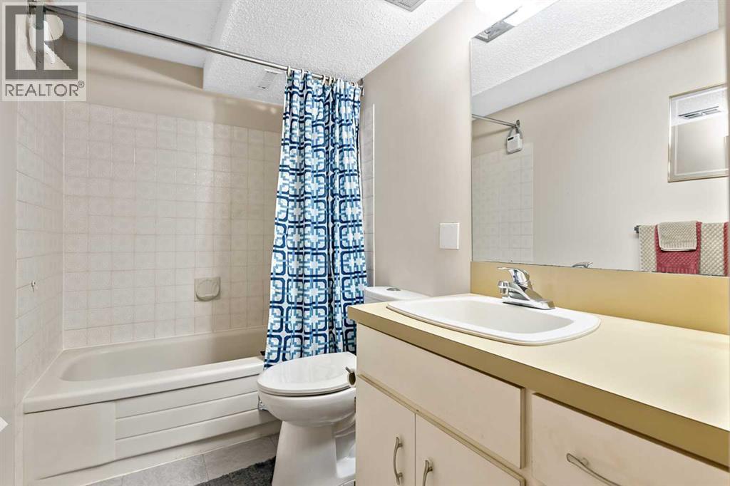 323 Woodvale Crescent SW, Calgary, Alberta  T2W 3L3 - Photo 23 - A2304263