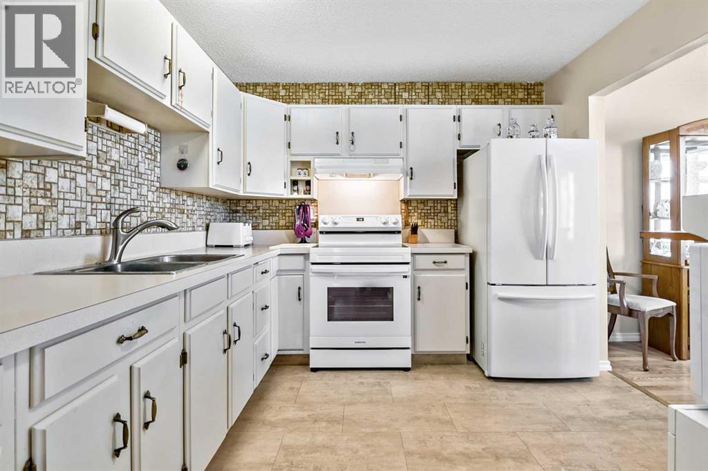 323 Woodvale Crescent SW, Calgary, Alberta  T2W 3L3 - Photo 11 - A2304263