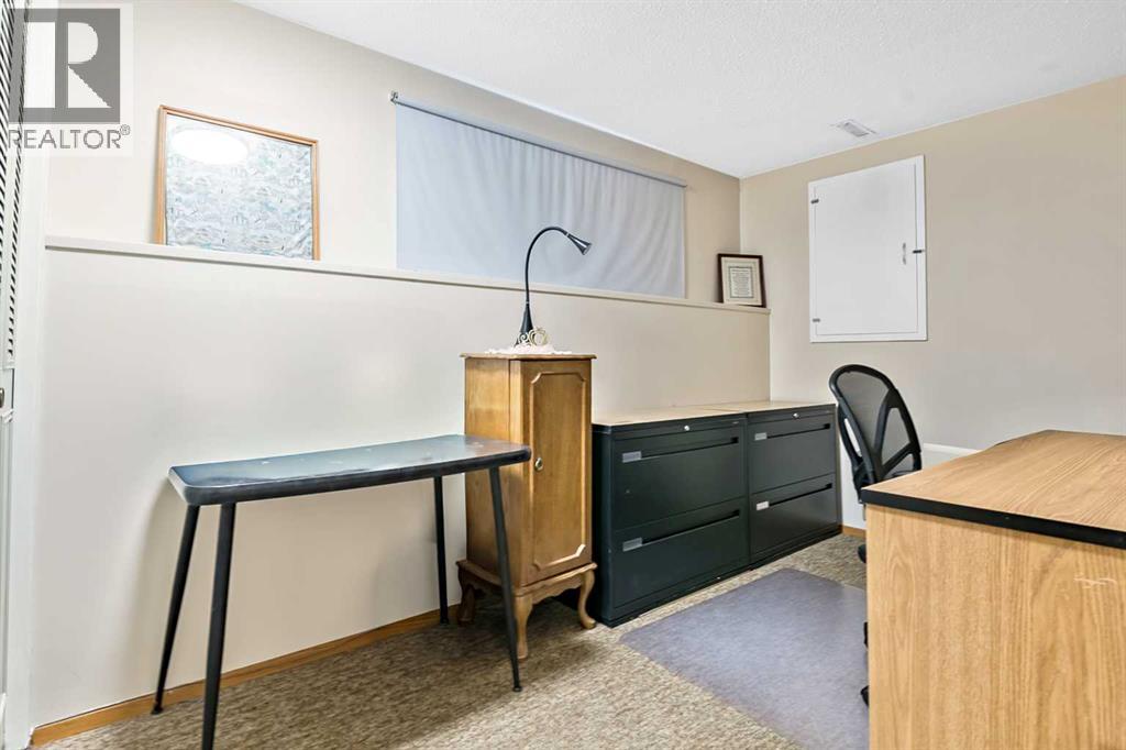 323 Woodvale Crescent SW, Calgary, Alberta  T2W 3L3 - Photo 21 - A2304263