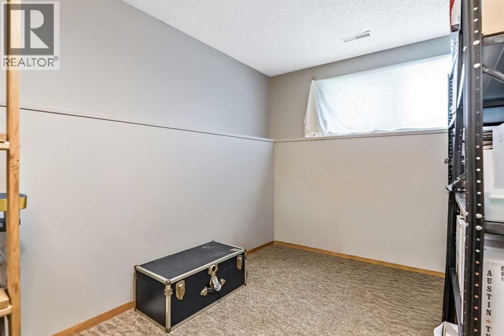 323 Woodvale Crescent SW, Calgary, Alberta  T2W 3L3 - Photo 22 - A2304263