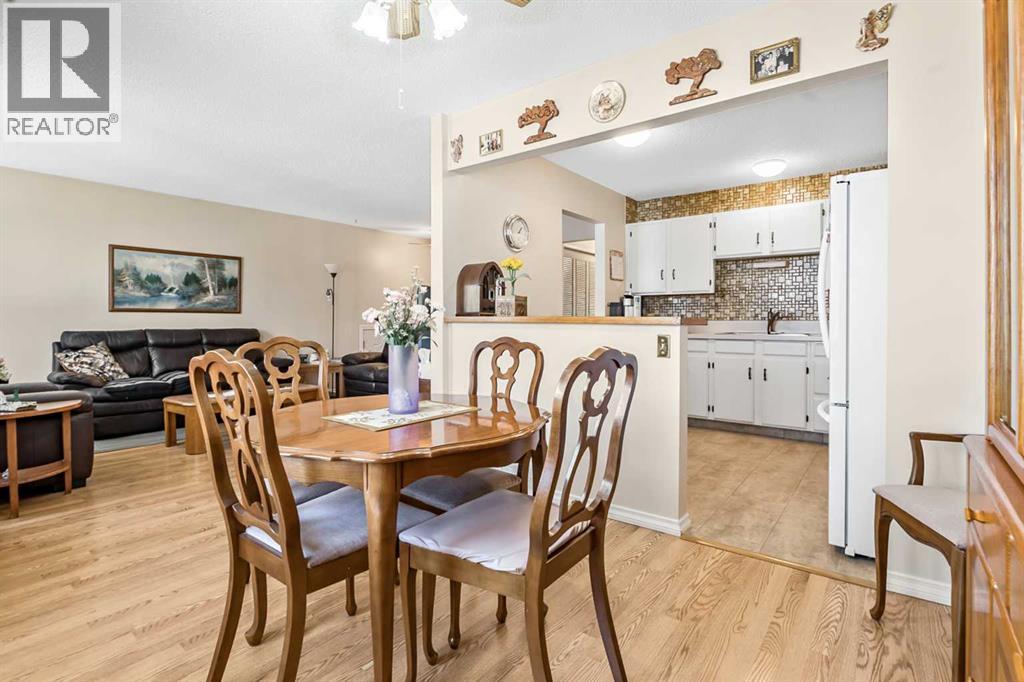 323 Woodvale Crescent SW, Calgary, Alberta  T2W 3L3 - Photo 8 - A2304263