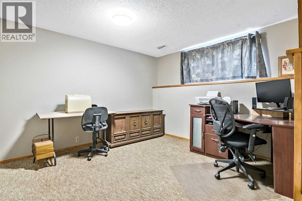 323 Woodvale Crescent SW, Calgary, Alberta  T2W 3L3 - Photo 18 - A2304263