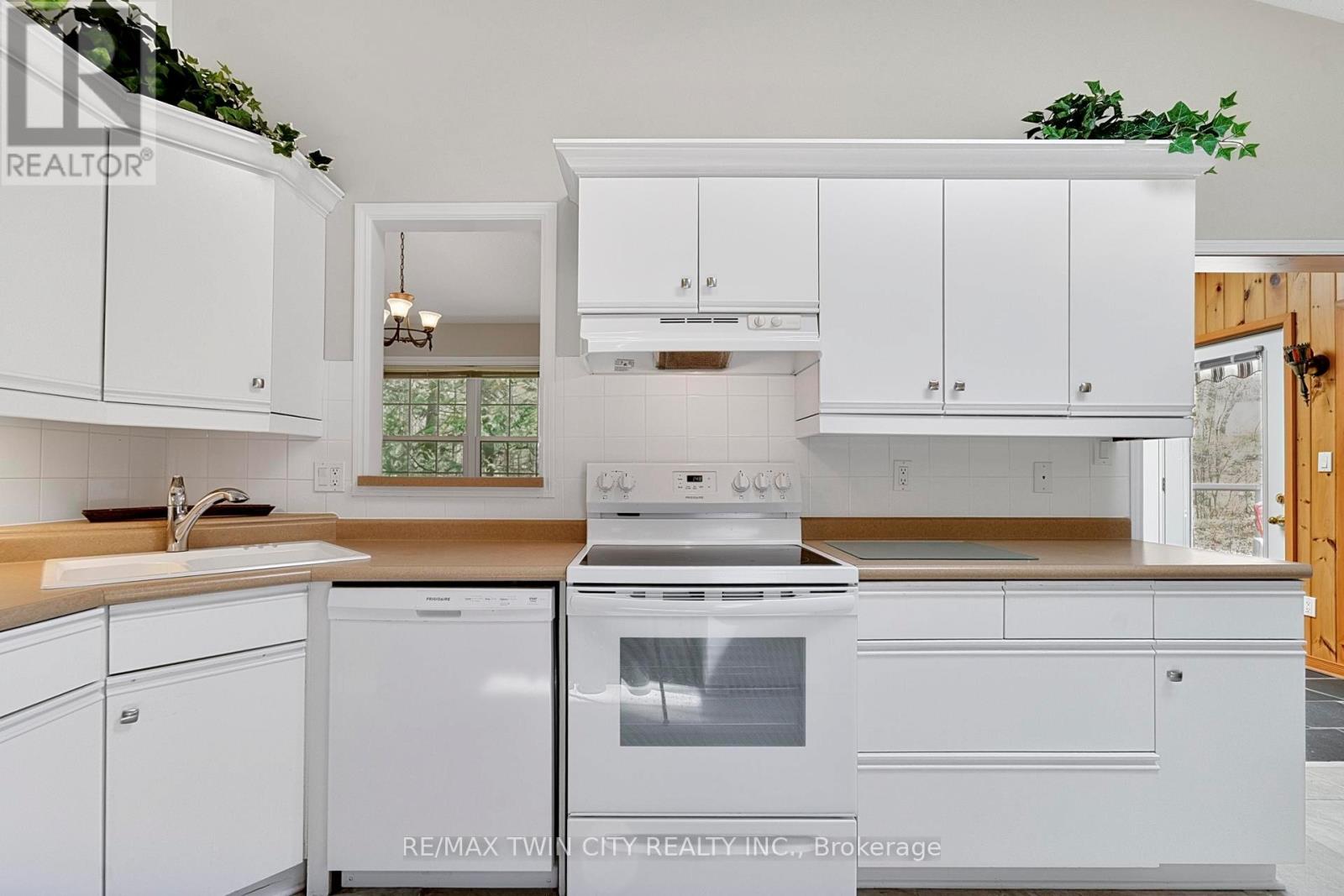 10325 Grand Oaks Drive, Lambton Shores, Ontario  N0M 1T0 - Photo 10 - X13044710