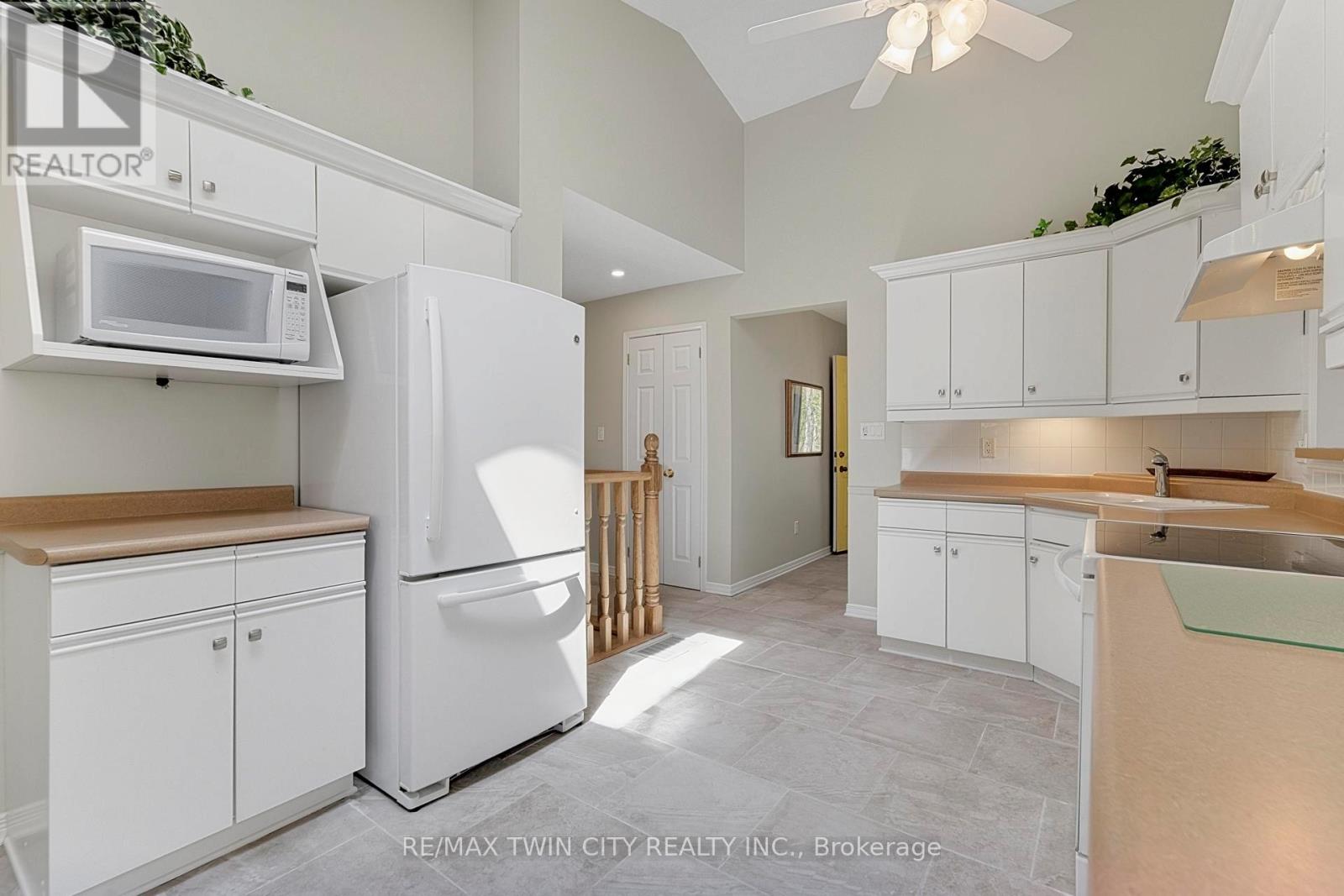 10325 Grand Oaks Drive, Lambton Shores, Ontario  N0M 1T0 - Photo 11 - X13044710