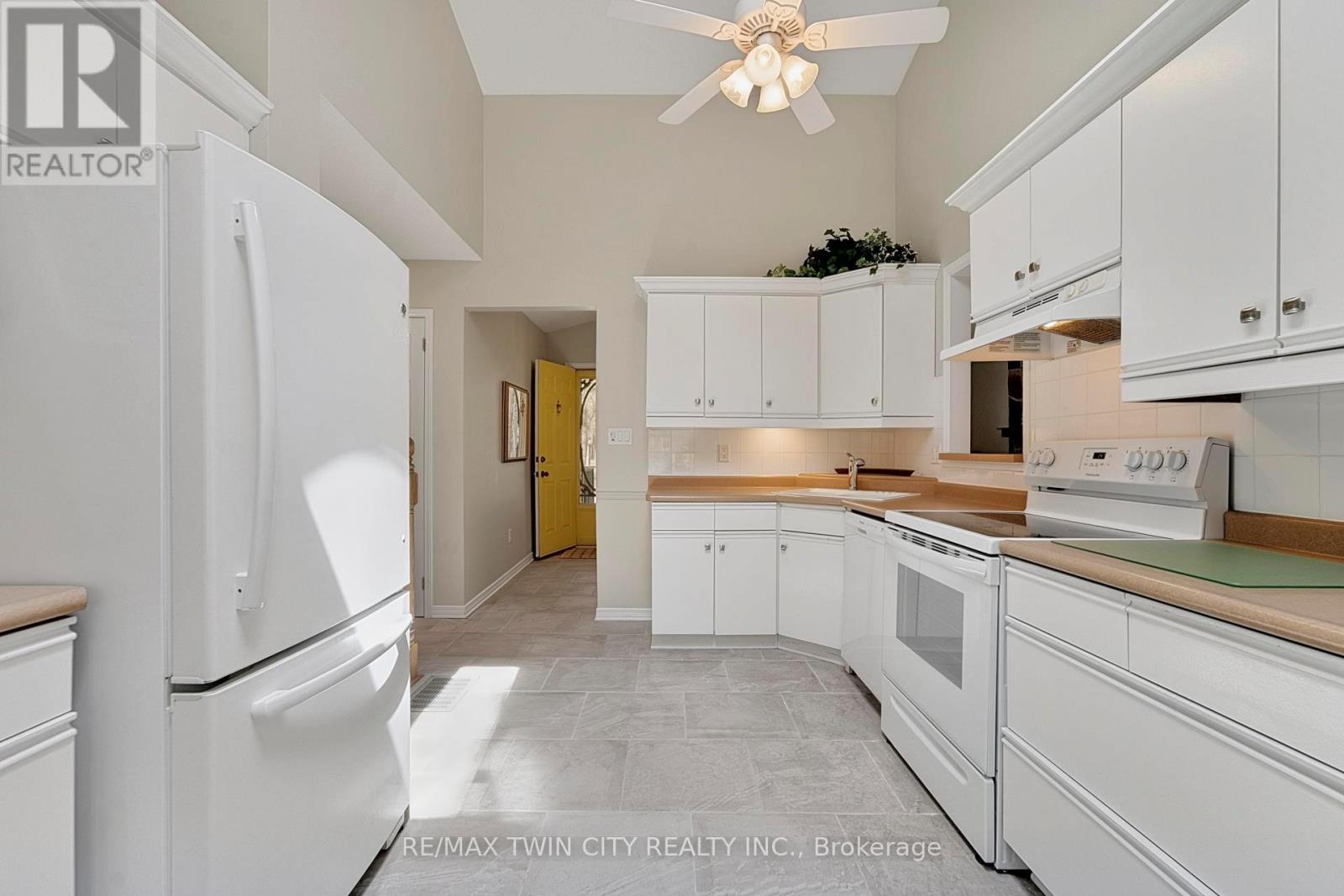 10325 Grand Oaks Drive, Lambton Shores, Ontario  N0M 1T0 - Photo 12 - X13044710