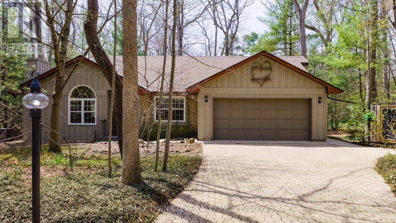 10325 Grand Oaks Drive, Lambton Shores, Ontario  N0M 1T0 - Photo 2 - X13044710