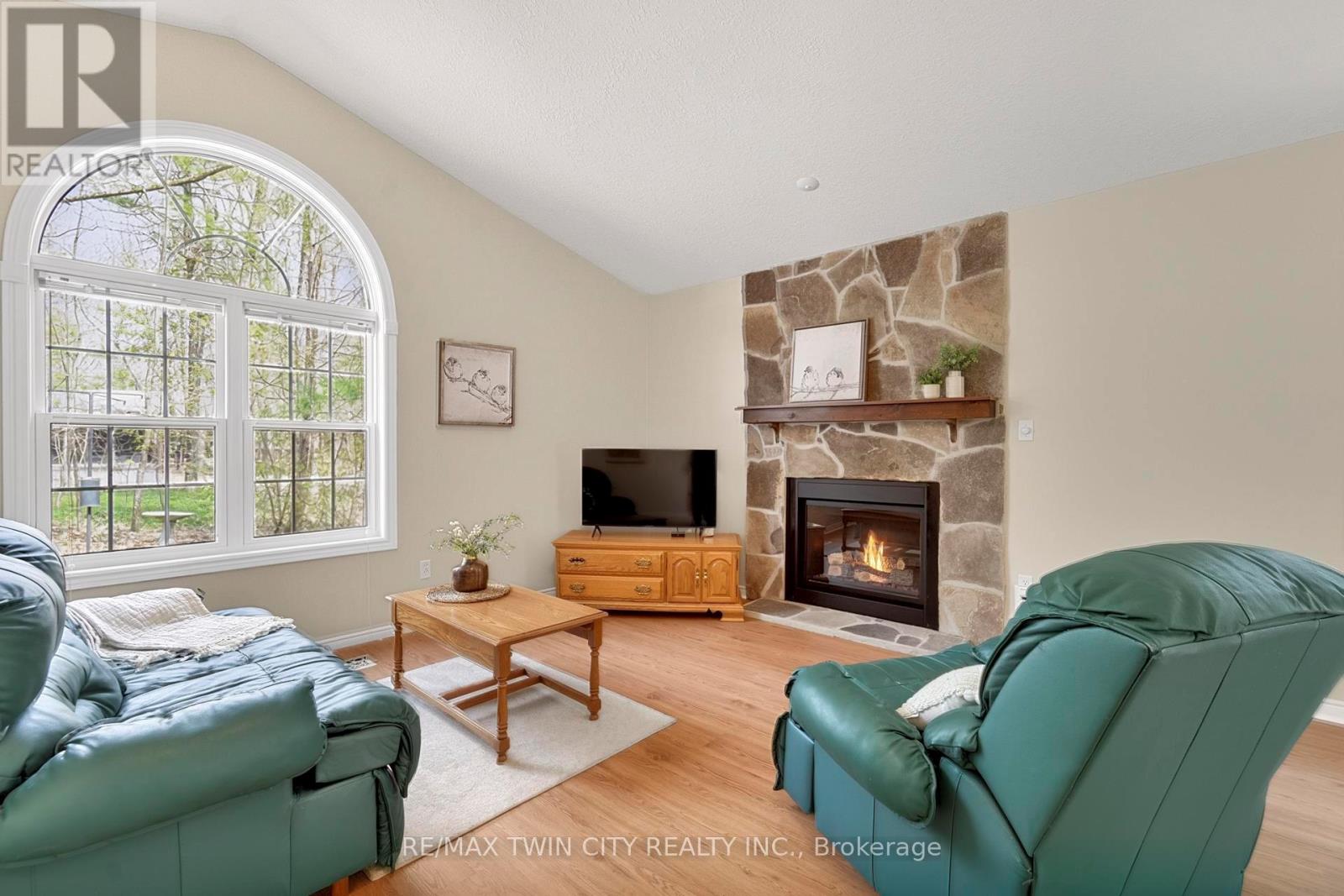 10325 Grand Oaks Drive, Lambton Shores, Ontario  N0M 1T0 - Photo 7 - X13044710