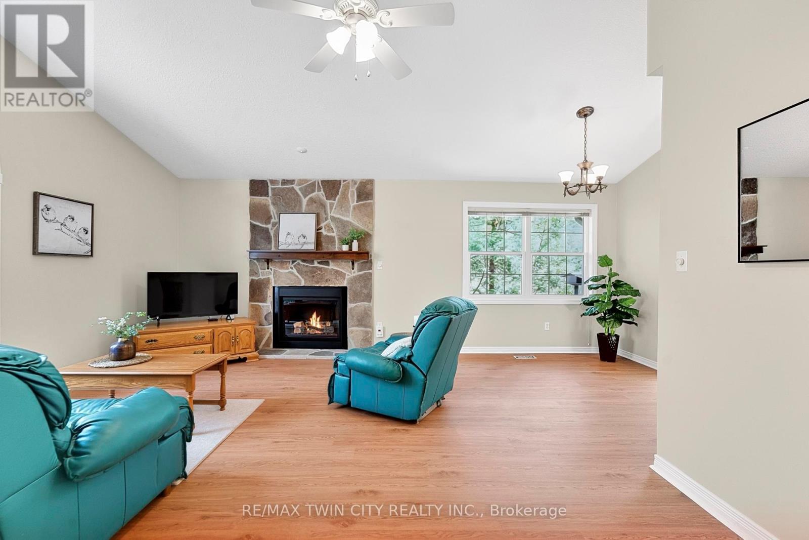 10325 Grand Oaks Drive, Lambton Shores, Ontario  N0M 1T0 - Photo 8 - X13044710