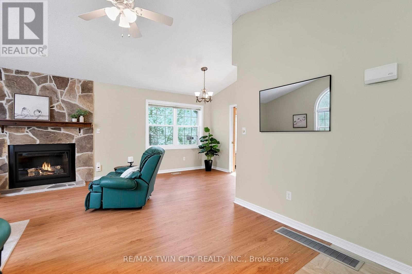 10325 Grand Oaks Drive, Lambton Shores, Ontario  N0M 1T0 - Photo 9 - X13044710