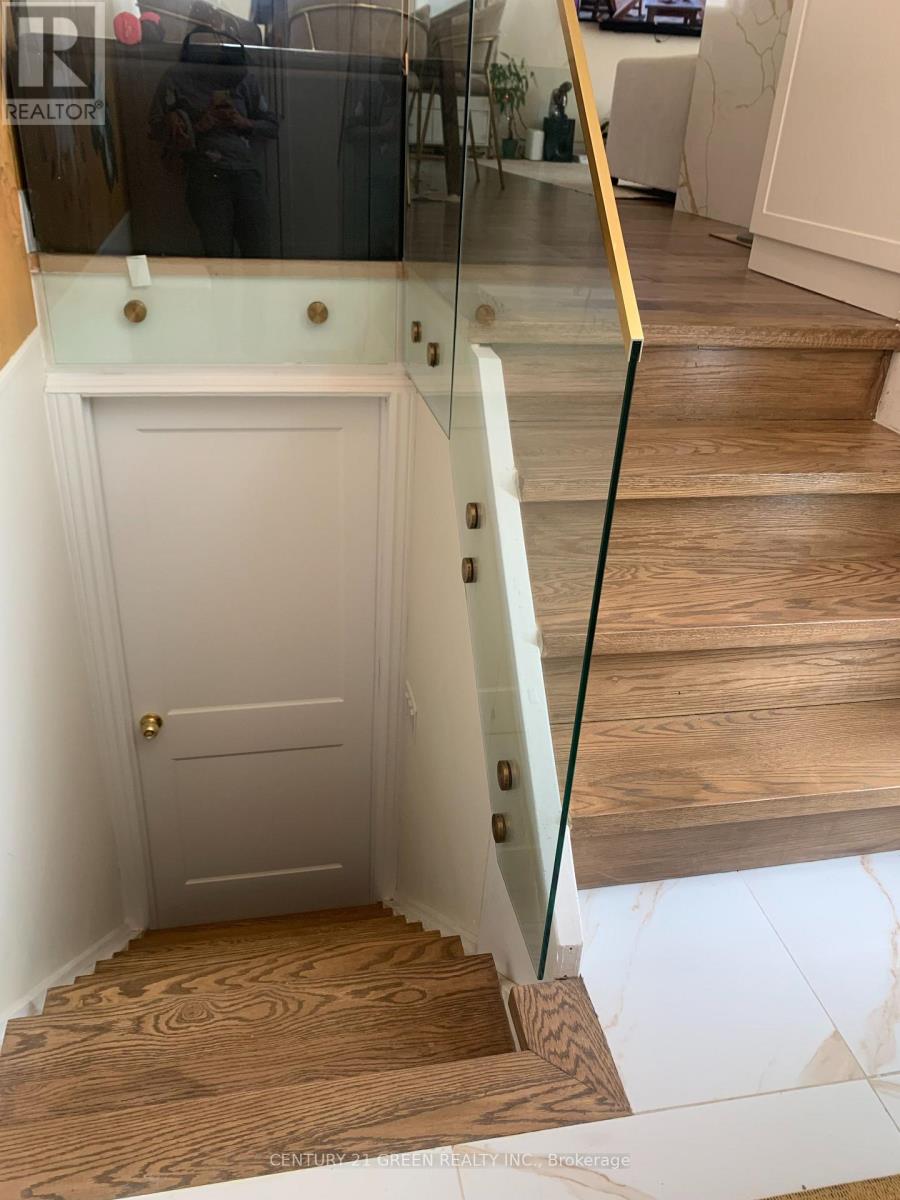 28 Parkway Avenue, Brampton, Ontario  L6X 2G4 - Photo 6 - W13037336