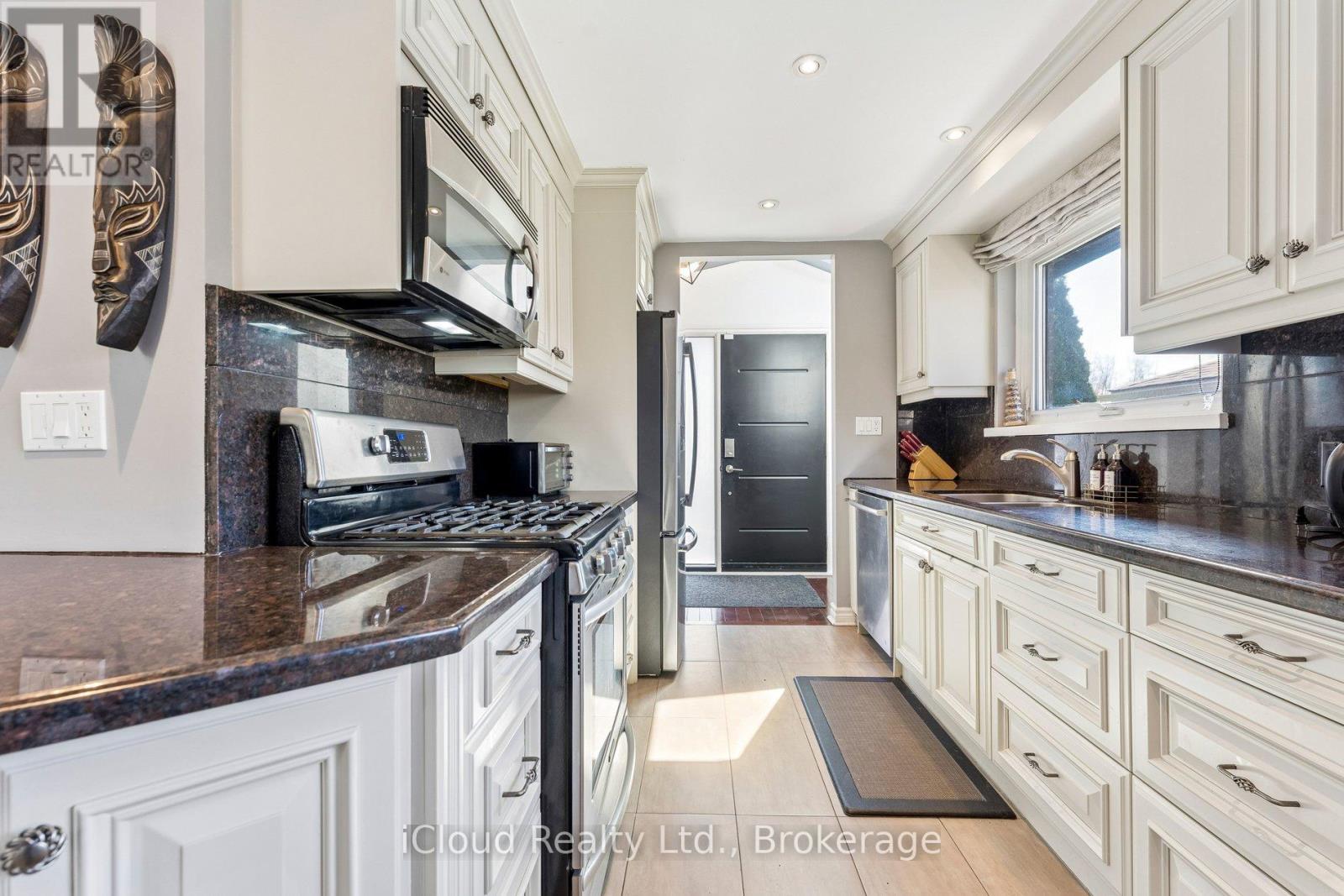 43 Ferndale Crescent, Brampton, Ontario  L6W 1G1 - Photo 3 - W13041332