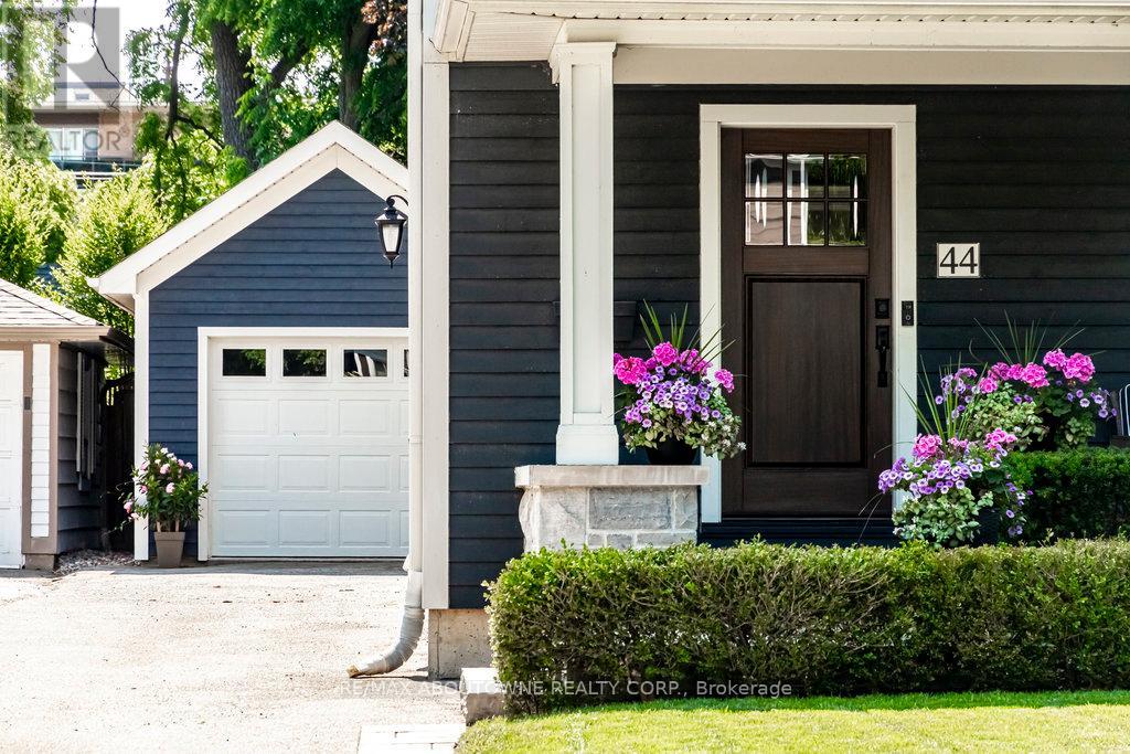 44 HEAD STREET, Oakville, Ontario