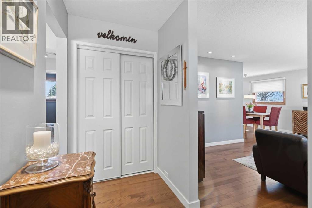 948 Canaveral Crescent SW, Calgary, Alberta  T2W 1N5 - Photo 4 - A2301156