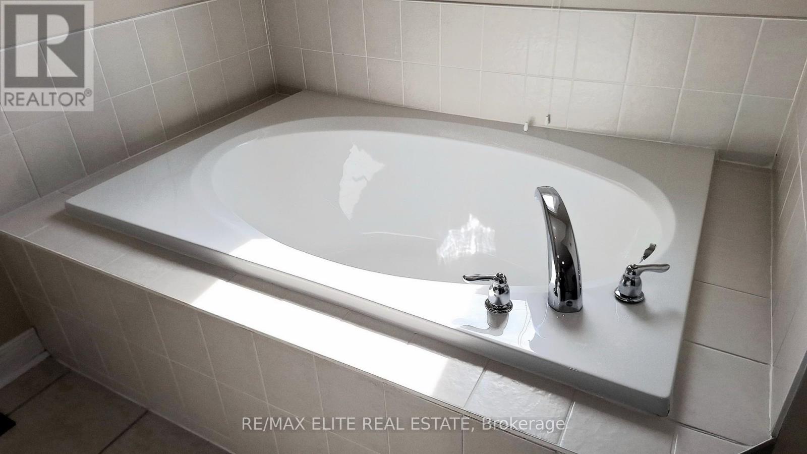 62 Macedonia Court, Newmarket, Ontario  L3X 2W8 - Photo 27 - N12883658