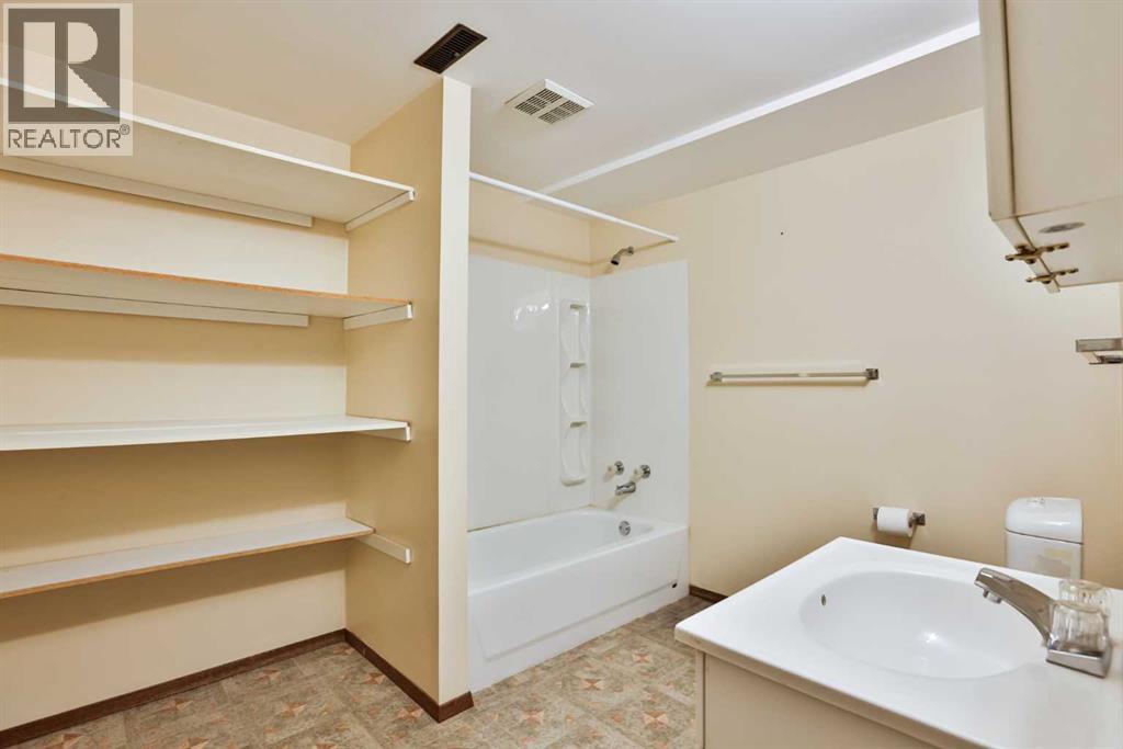 318 Mcmaster Boulevard W, Lethbridge, Alberta  T1K 4R5 - Photo 37 - A2302574