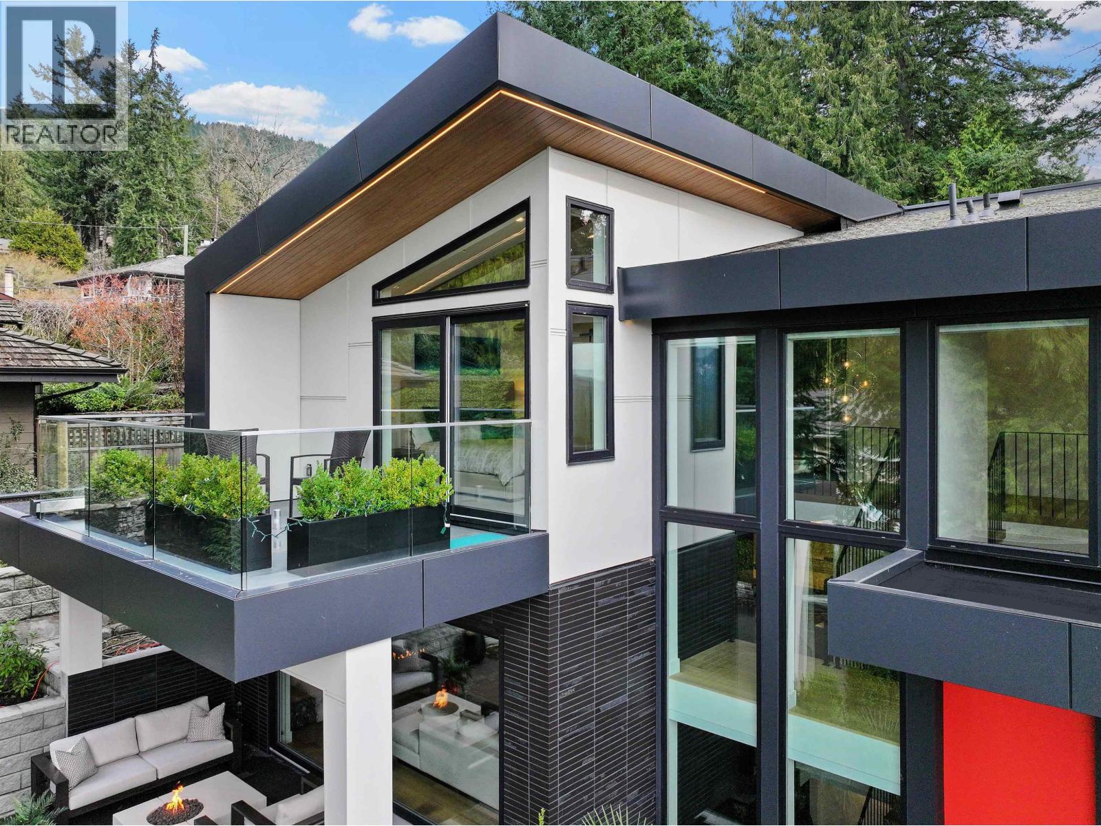 4528 Skyline Drive, North Vancouver, British Columbia  V7R 3H1 - Photo 3 - R3089495