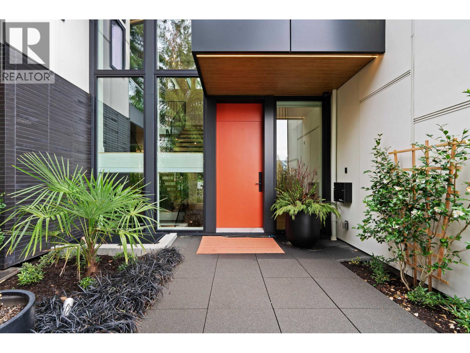 4528 Skyline Drive, North Vancouver, British Columbia  V7R 3H1 - Photo 2 - R3089495