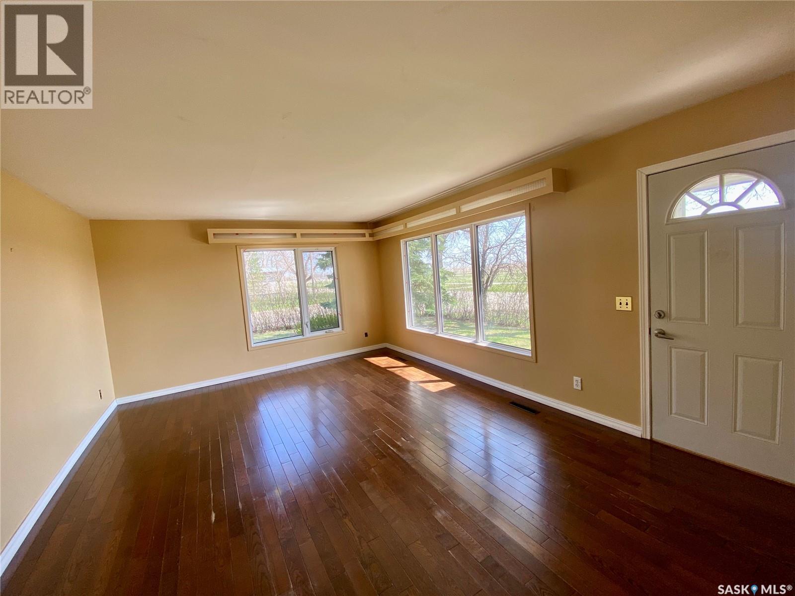 320 2 Street E, Carnduff, Saskatchewan  S0C 0S0 - Photo 5 - SK033955