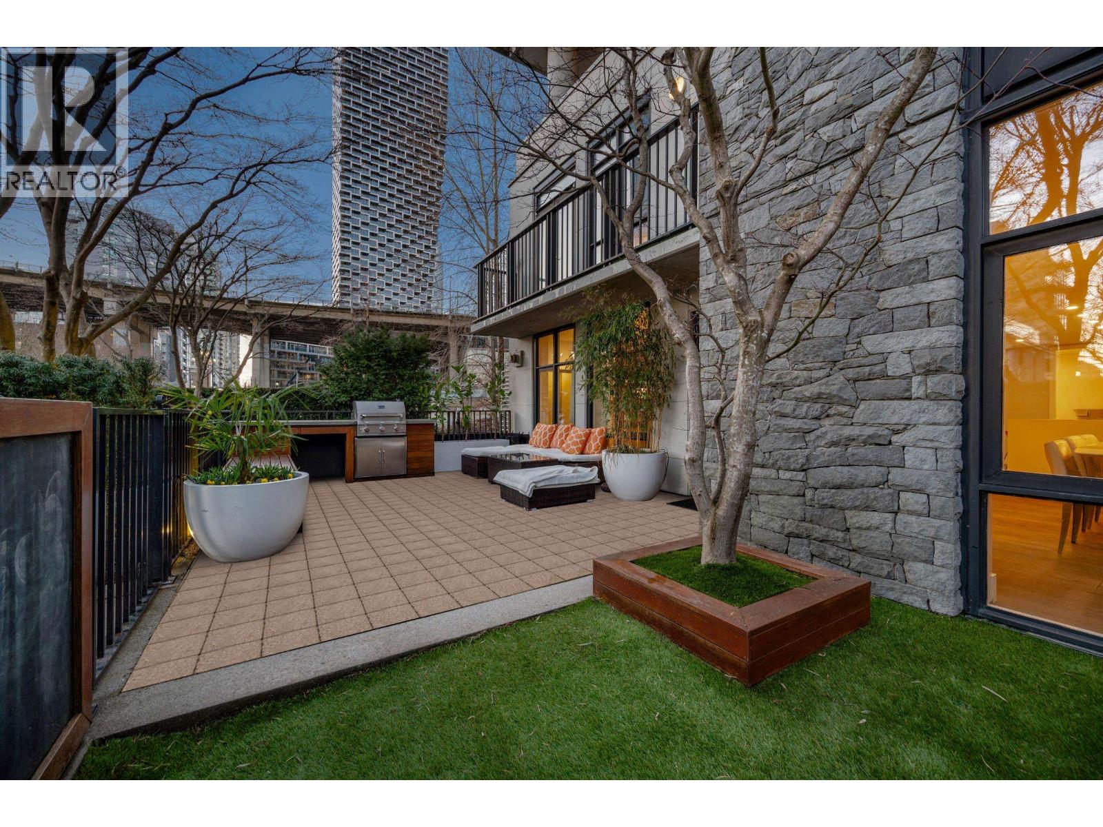 595 Beach Crescent, Vancouver, British Columbia  V6Z 3E4 - Photo 2 - R3115815