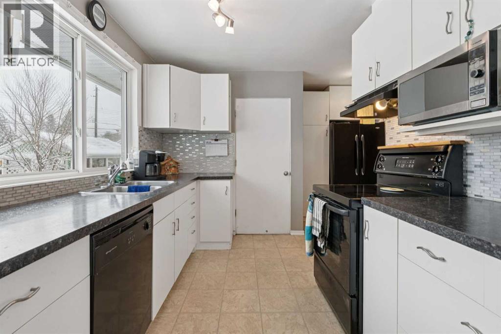 12 Westwood Crescent SW, Calgary, Alberta  T3C 2W6 - Photo 8 - A2298134