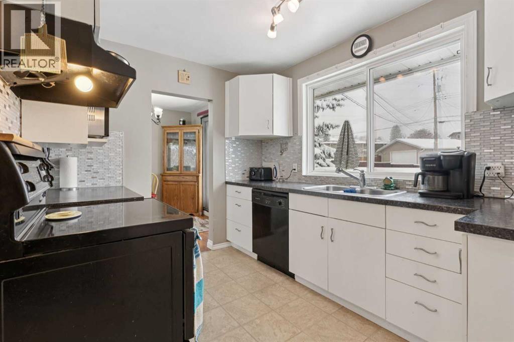 12 Westwood Crescent SW, Calgary, Alberta  T3C 2W6 - Photo 9 - A2298134