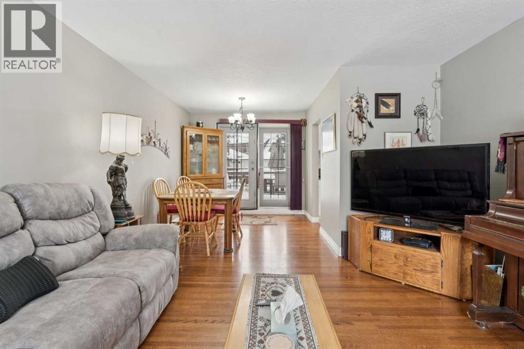 12 Westwood Crescent SW, Calgary, Alberta  T3C 2W6 - Photo 6 - A2298134