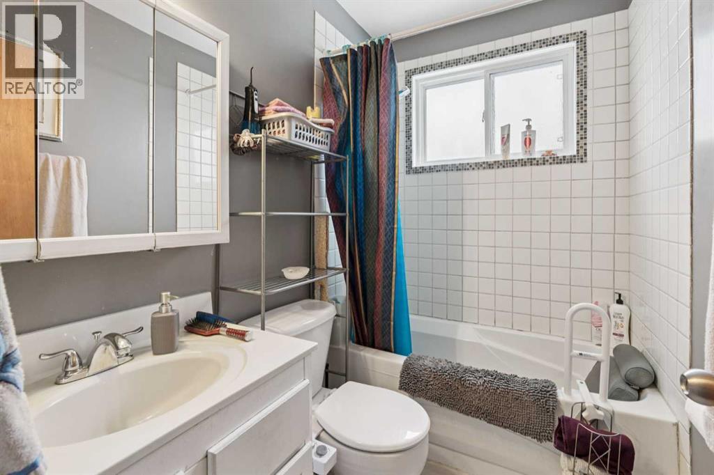 12 Westwood Crescent SW, Calgary, Alberta  T3C 2W6 - Photo 16 - A2298134