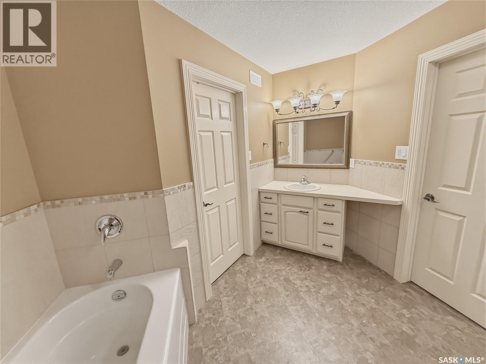 22 500 Battleford Trail, Swift Current, Saskatchewan  S9H 5M7 - Photo 21 - SK033842