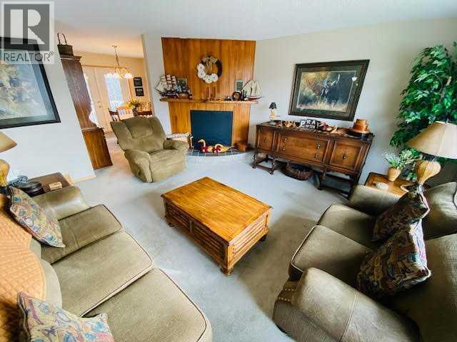 158 Maligne Drive, Hinton, Alberta  T7V 1J4 - Photo 4 - A2304599