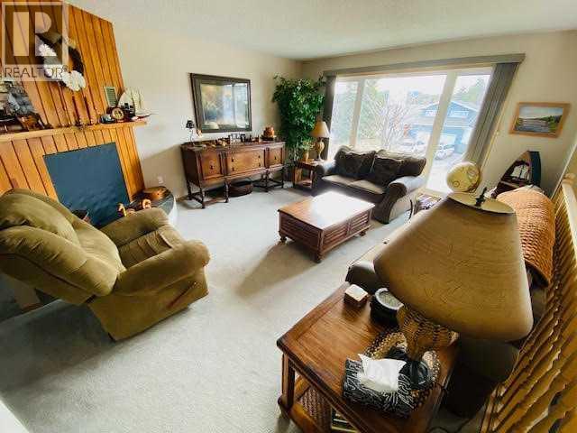 158 Maligne Drive, Hinton, Alberta  T7V 1J4 - Photo 3 - A2304599