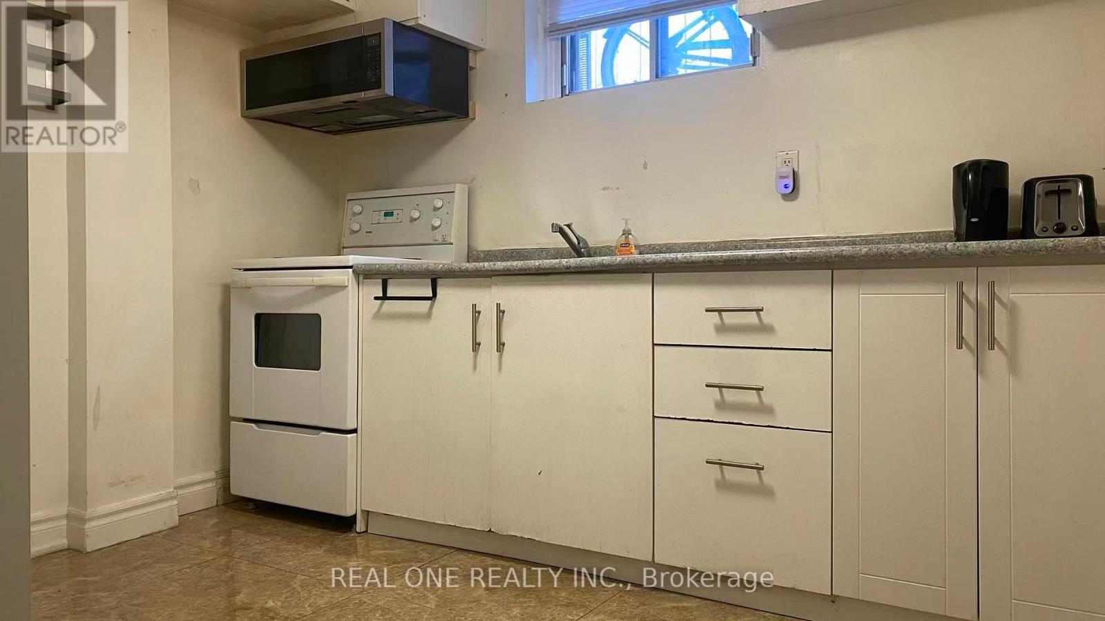 349 Browndale Crescent, Richmond Hill, Ontario  L4C 3J3 - Photo 4 - N12857356